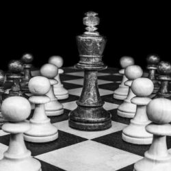 ¿Qué es la inducción hacia atrás en la teoría de juegos?