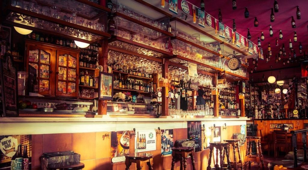 Todo lo que quería saber sobre cómo abrir su propio bar: encontrar el mejor concepto, obtener licencias, contratar al equipo y comercializar su lugar explicado paso a paso. Si quieres quieres abrir un bar y estás bastante decidido a hacerlo, pero no sabes por dónde empezar. Esta guía es una lista avanzada de tareas pendientes que describe claramente todos los aspectos para iniciar un negocio de bares con ejemplos, detalles, consejos e información valiosa. ¿Estás listo para acercarte un paso más a ser el propietario del establecimiento de sus sueños? Empecemos.