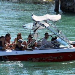 ¿Qué Atractivos Tiene un Barco de Esquí o Barco de Vela?