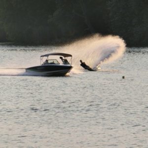 Lo que Debes Saber Antes de Comprar un Bote de Pesca y Esquí