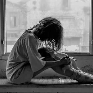 6 señales de que sentirse solo se ha convertido en un problema (y cómo solucionarlo)