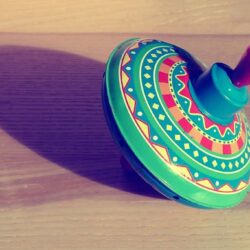 Una fuerza que cambia el movimiento de rotación de un cuerpo